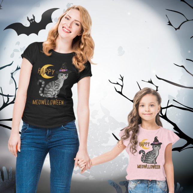 Camiseta Feliz gato Personalizado divertido de Meowlloween  (Shown in black and pink. Available in multiple styles, colors and sizes. )