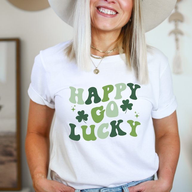 Camiseta Feliz Go Lucky St Patrick's Day Shirt (Happy Go Lucky, St. Patrick's Day, Irish Vibes, Shamrock Chic, Luck of the Irish, Festive Tee, Celeb)