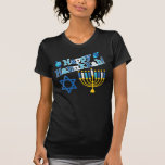 Camiseta Feliz Hanukkah<br><div class="desc">Feliz texto de Hanukkah con una menorah,  Estrella de David y dos dreidels. Tonos azules,  blancos y amarillos.</div>