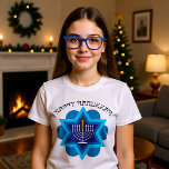 Camiseta Feliz Hanukkah<br><div class="desc">Feliz Hanukkah en tonos azules con menorah blanca y la estrella de David en un fondo. Genial como regalo. ¡Te deseo feliz Hanukkah!</div>