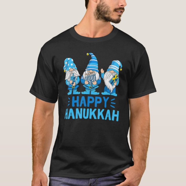 Camiseta Feliz Hanukkah 2022 Gnome Menorah Dreidel Costume (Anverso)