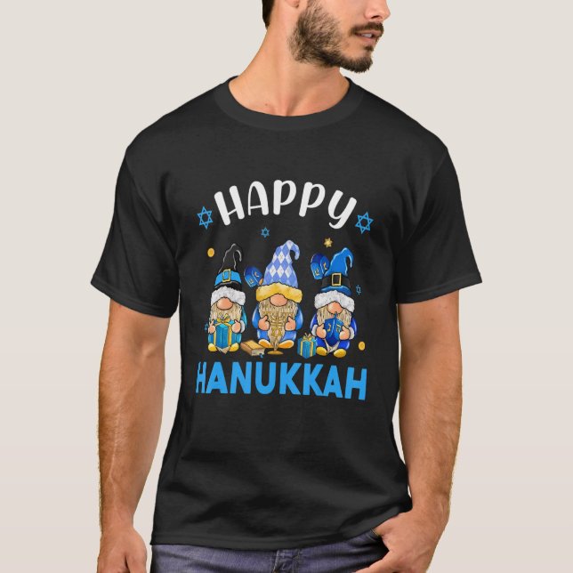 Camiseta Feliz Hanukkah 2022 Gnome Menorah Dreidel Jewish H (Anverso)