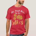 Camiseta Feliz Hanukkah aquí por los judíos hebreos latinos<br><div class="desc">Feliz Hanukkah justo aquí por la festividad judía hebrea de Latkes.</div>