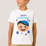 Camiseta Feliz Hanukkah, con un chico usando yarmulke<br><div class="desc">Feliz Hanukkah con un niño judío usando el Yarmulke azul. Estrellas azules de David en un fondo. Es un gran regalo para que los niños se pongan durante Hanukkah. ¡Te deseo feliz Hanukkah!</div>