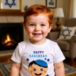 Camiseta Feliz Hanukkah, con un chico usando yarmulke<br><div class="desc">Feliz Hanukkah con un niño judío usando el Yarmulke azul. Estrellas azules de David en un fondo. Es un gran regalo para que los niños se pongan durante Hanukkah. ¡Te deseo feliz Hanukkah!</div>
