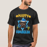 Camiseta Feliz Hanukkah Cute Poodle Dog Menorah Jewish Prou<br><div class="desc">Este feliz conjunto de Hanukkah con la cara de perro de Poodle usando gorra de Hanukkah, el arte de Menorah es una gran idea para amigos o familiares judíos, equipo, grupo que aman la lectura de las escrituras, tortitas de papa, cultura judía, Menorah, monedas de Menorah, gorra de Hanukkah, Chanukah....</div>