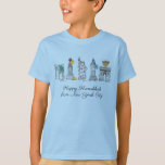 Camiseta Feliz Hanukkah desde Nueva York, NYC Chanukah<br><div class="desc">El Design presenta un original ilustracion con lápiz y tinta de varios monumentos de la ciudad de Nueva York, incluyendo la Estatua de la Libertad, el Arco de Washington Square y el Puente de Brooklyn, "vestido" para la temporada de fiestas. Ideal para celebrar Hanukkah y las fiestas judías. Este diseño...</div>