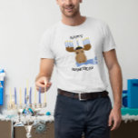 Camiseta Feliz Hanukkah Funny Moose Menorah<br><div class="desc">Añade un poco de capricho a tu festival este año con esta linda camisa de vacaciones que retrata a un alce con una menorah y una bufanda!</div>