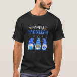 Camiseta Feliz Hanukkah Gnome Menorah Dreidel Navidades Xma<br><div class="desc">Feliz Hanukkah Gnome Menorah Dreidel Navidades Xma</div>