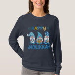 Camiseta Feliz Hanukkah Gnomes Dreidel Menorah<br><div class="desc">Happy Hanukkah Gnomes Dreidel Menorah T-Shirt presenta tres lindos gnomos con una estrella de David,  Menorah y Dreidel con el texto "Happy Hanukkah" en la tipografía de escritura moderna. Diseñado por Evco Holidays www.zazzle.com/store/evcoholidays</div>