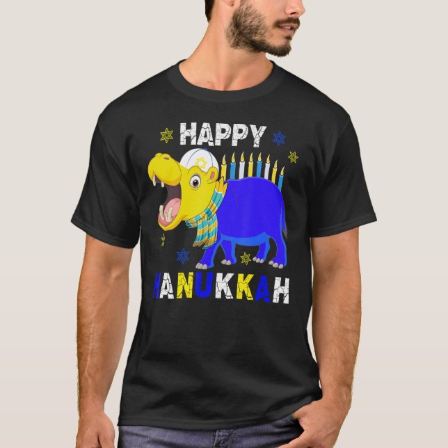 Camiseta Feliz Hanukkah Menorah Hippo Usando Gorra judío (Anverso)