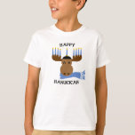 Camiseta Feliz Hanukkah Moose Menorah<br><div class="desc">Añade un poco de capricho a tu festival este año con esta linda camisa de vacaciones que retrata a un alce con una menorah y una bufanda!</div>