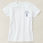 Camiseta Feliz Hanukkah Simple Blue Menorah<br><div class="desc">Camiseta feliz de Hanukkah,  con una simple menorah azul y diseño de tipografía de escritura. Con letras en personalizable blanco,  puede agregar su propio texto. Un añadido festivo a tu colección de moda de vacaciones.</div>