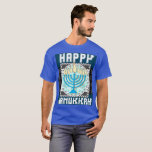 Camiseta Feliz Hanukkah Snowy Menorah<br><div class="desc">Los perfectos camisetas Happy Hanukkah. Garantizado para traer alegría a su familia y un regalo de diversión para cualquier aficionado a los camisetas de vacaciones. Incluye texto original en negrita,  estrella de copo de nieve personalizado y menorah completamente iluminada. ¡Disfrútalo!</div>