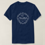 Camiseta Feliz Hanukkah White Wreath Añadir nombre y año<br><div class="desc">Añade tu apellido y el año a esta camiseta de Happy Hanukkah. Estos pegatinas de Happy Chanukkah presentan un marco festivo blanco y letras blancas en un fondo azul.</div>