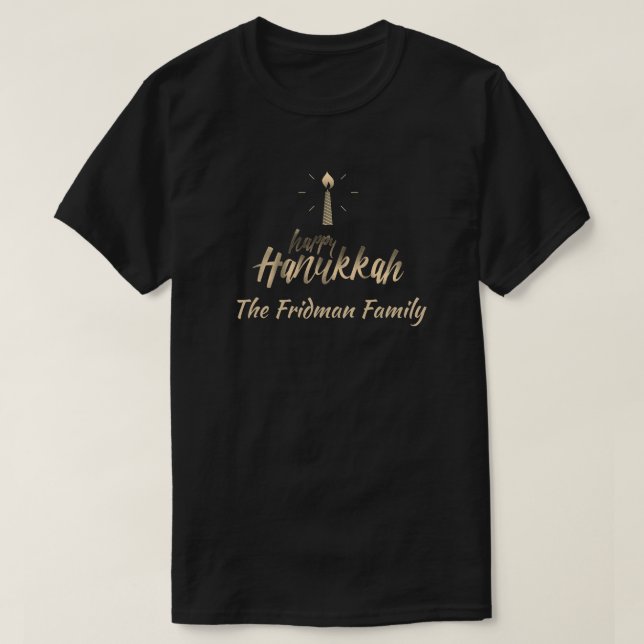 Camiseta Feliz nombre de familia Hanukkah una vela simple (Diseño del anverso)