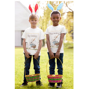 Camiseta Feliz Pascua, conejo de Pascua caminando con huevo