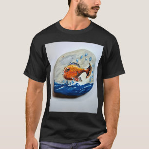 Camiseta Feliz Pequeño Pez Naranja Pintura en Piedra – C