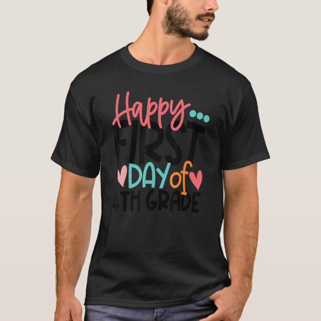 Camiseta Feliz Primer Día Del Cuarto Cuarto Grado De Profes (Anverso)