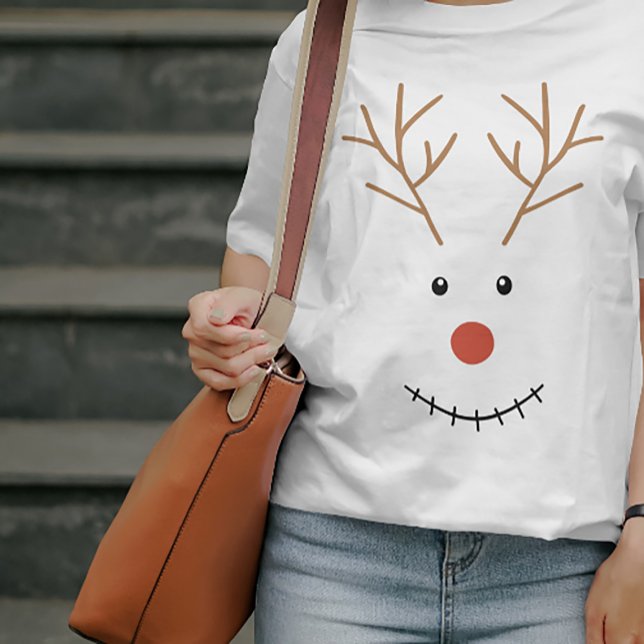 Camiseta Feliz sonrisa cara de Snowman (#zazzlemade #HappySnowmanFace #ChristmasSnowman  #winter #deer #FunnyChristmas # HolidayT-Shirt)