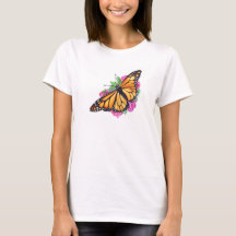 Camiseta femenina con mariposa monarca sobre el co