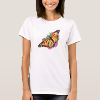 Camiseta femenina con mariposa monarca sobre el co