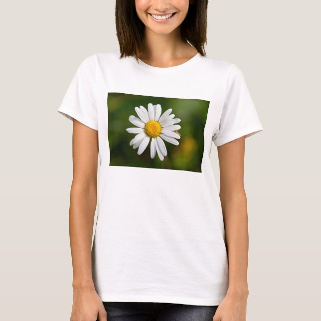 Camiseta femenina con una camomila blanca (Anverso)