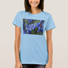 Camiseta femenina con una flor azul