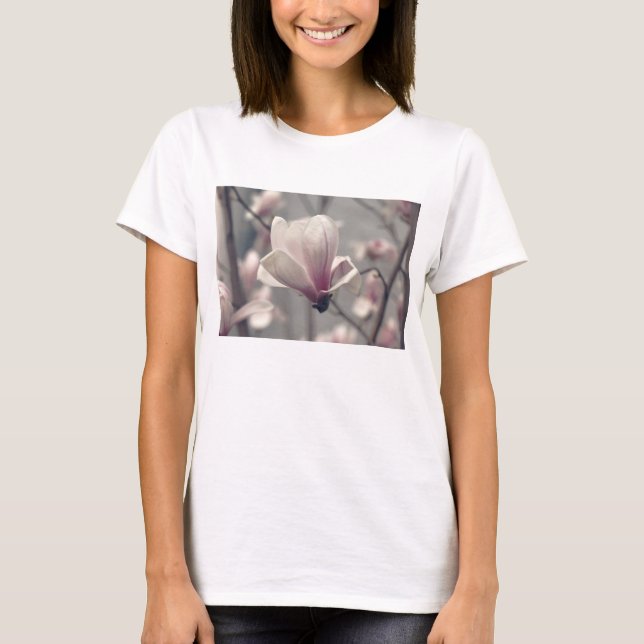 Camiseta femenina con una flor de magnolia (Anverso)