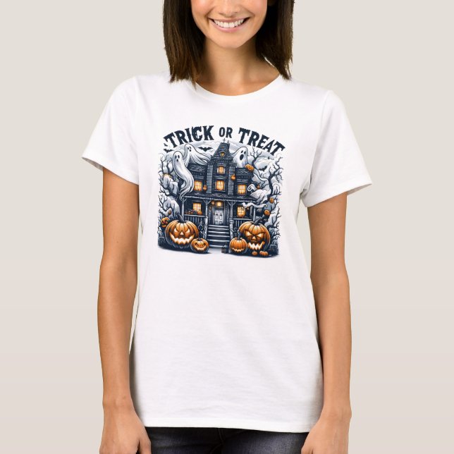 Camiseta Festejante celebración de Halloween en una casa em (Anverso)