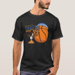 Camiseta Festival de Baloncesto Hanukkah Chanukah Je<br><div class="desc">Hanukkah Basketball - Este diseño es ideal para jugadores de baloncesto o entrenador de baloncesto que celebran Hanukkah, Chanukah o el Festival Judío de Rededicatoria, observado encendiendo velas o chamas durante ocho noches y días, oraciones especiales y alimentos fritos Este gráfico hebreo menorah o hanukkiah es para los amantes del...</div>