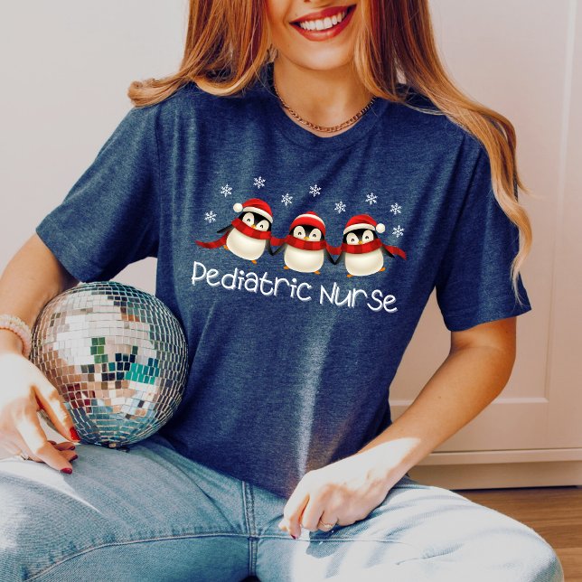 Camiseta Festive Penguins of Love Pediatric Nurse Shirt (Subido por el creador)