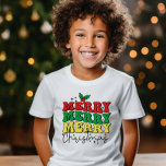 CAMISETA FESTIVE RETRO MERRY NAVIDAD FAMILIA<br><div class="desc">Prepárate para celebrar la temporada de fiestas con nuestra super-cool T-SHIRT! ...  El texto dice "MERRY MERRY MERRY CHRISTMAS" en una combinación moderna de letra retro y manuscrita. Todos los colores son editables</div>