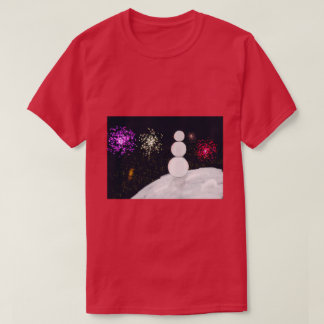 Camiseta Festive Snowman with Colorful New Year Pyrotechnic