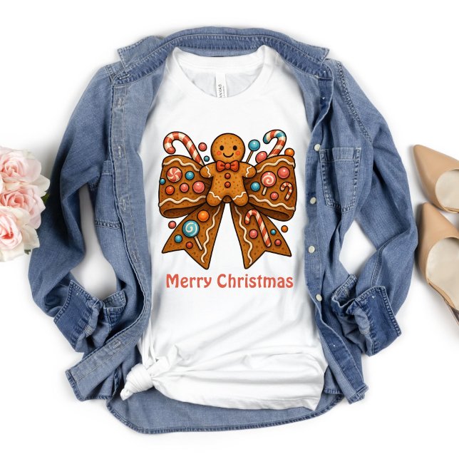 Camiseta Festividad de los Navidades Gingerbread Coquette B (Gingerbread Man Coquette Bow Christmas Holiday T-shirt for her. Personalized with your text.)