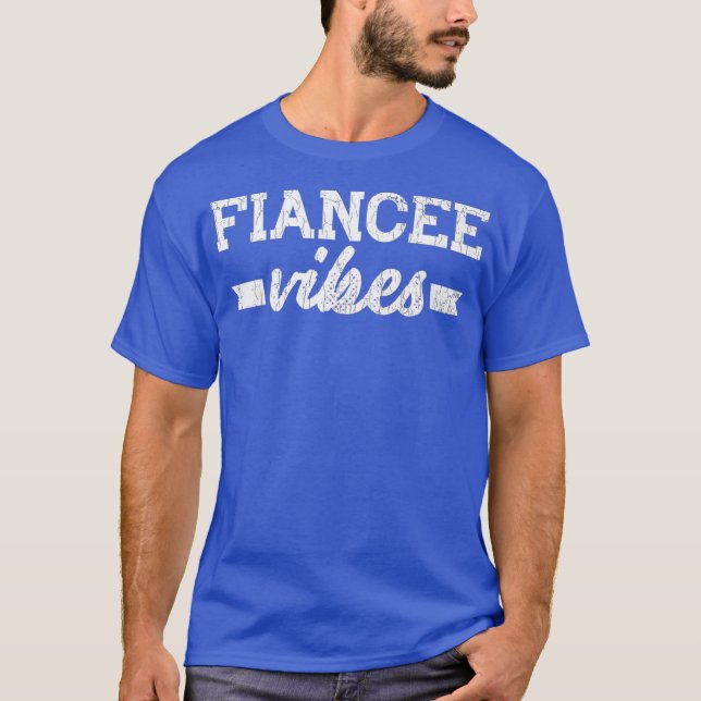 Camiseta Fiancee Funny Vibes Engagement Graphic Premium (Anverso)