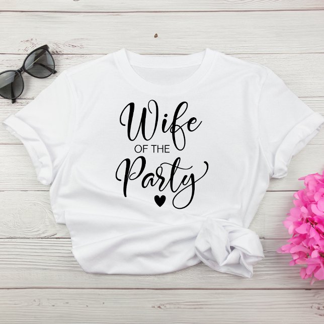Camiseta Fiesta Cute Bride Bachelorette (Celebrate the bride-to-be in fun and style at her bachelorette party)