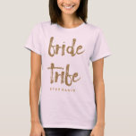 Camiseta Fiesta de Bachelorette, Purpurina de Oro de la tri<br><div class="desc">Esta camiseta de la tribu de novias es perfecta para celebrar fiestas de soltera. Esta camisa rosa de color negro tiene letras falsas de estilo purpurina dorado en la parte delantera. Personalice estos tejidos con el nombre del destinatario en la parte delantera y los nombres de la novia y del...</div>