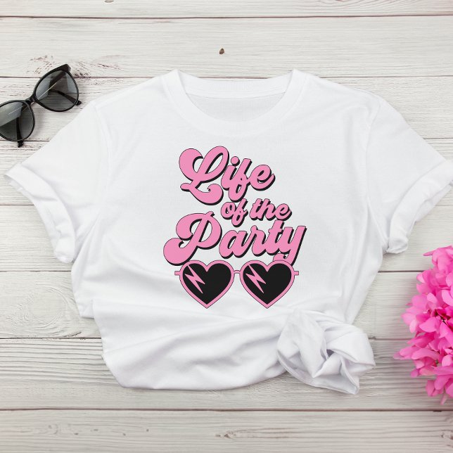 Camiseta Fiesta de bachillerato de guion rosado y retro lin (Celebrate the bride-to-be in fun and style at her bachelorette party)