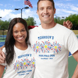 Camiseta Fiesta de Baloncesto Blanco Rojo<br><div class="desc">Camiseta súper divertida y festiva con fuegos artificiales de pickleball, y 3 líneas de texto personalizado. Perfecto como amigos y camisetas de familia para su fiesta del 4 de julio, camisetas del equipo del torneo de pickleball club, camisetas de reuniones familiares amantes del pickleball o simplemente diversión diaria. También es...</div>