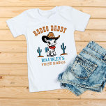 Camiseta Fiesta de cumpleaños de bebé de papá Rodeo<br><div class="desc">Primera Rodeo lindo vaquero bebé cumpleaños fiesta de papá,  adorable caballo blanco bebé en un gorra de vaqueros y silla decorada para vaqueros camisetas de cumpleaños con temática occidental,  puede conseguir un juego de juego para la sesión fotográfica de cumpleaños de la familia</div>