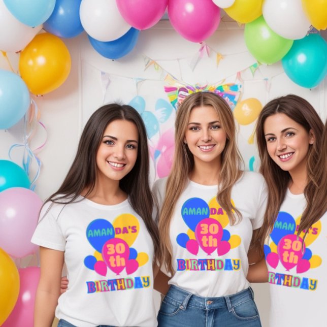 Camiseta Fiesta de cumpleaños de globos de texto personaliz (Playful and cheerful birthday party t-shirt sure to be a hit among your guests.)
