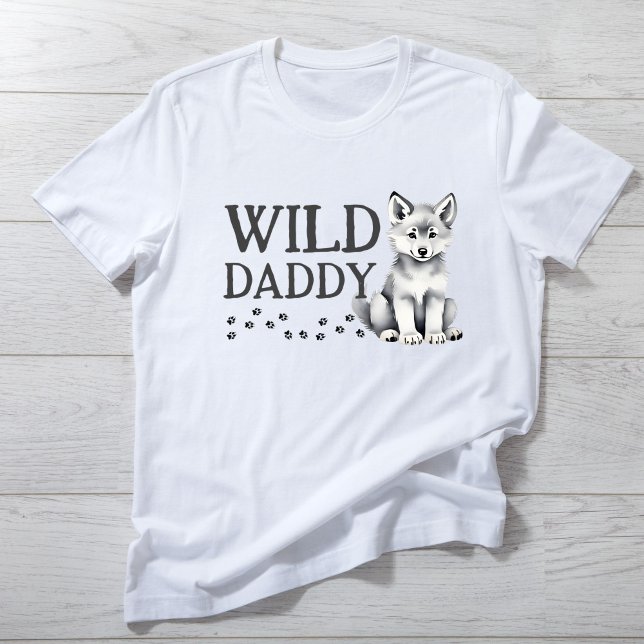 Camiseta Fiesta de cumpleaños de papá salvaje Cute wolf cub (Wild daddy Cute wolf cub wolf themed birthday party T-Shirt family photoshoot shirt)