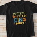 Camiseta Fiesta de cumpleaños de un niño de dinosaurio chin<br><div class="desc">Compuesto de divertidos sans serif tipografía manuscrita; dinosaurios Cute T-REX en el fondo Esto es diseñado por Select Fiesta Supplied,  exclusivo para Zazzle. Disponible aquí: http://www.zazzle.com/store/selectpartysupplies</div>