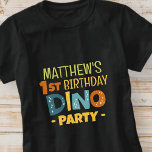 Camiseta Fiesta de cumpleaños de un niño de dinosaurio chin<br><div class="desc">Compuesto de divertidos sans serif tipografía manuscrita; dinosaurios Cute T-REX en el fondo Esto es diseñado por Select Fiesta Supplied,  exclusivo para Zazzle. Disponible aquí: http://www.zazzle.com/store/selectpartysupplies</div>