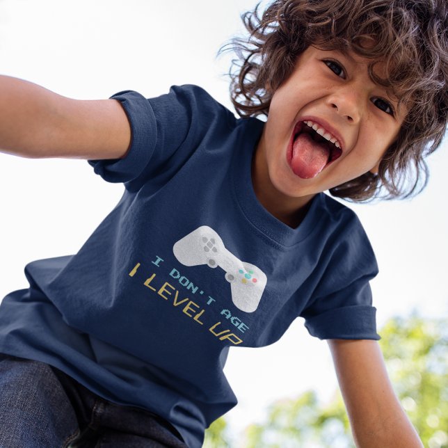 Camiseta Fiesta de Cumpleaños Infantil 'No Envejco, Subo de (Subido por el creador)
