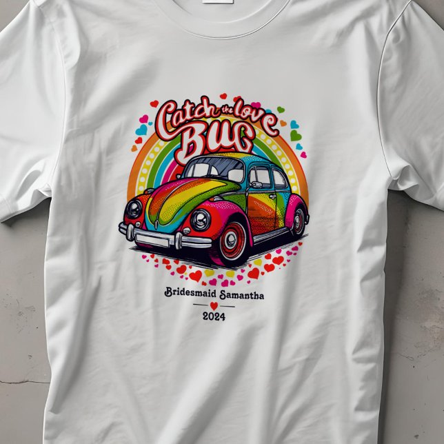 Camiseta Fiesta de novias de Boda Rainbow Love Bug de Retro (Groovy 70's themed wedding bridesmaid t-shirt with rainbow bug car)