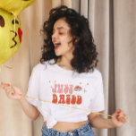 Camiseta Fiesta de soltera retro de los años 70 deslucida y<br><div class="desc">Este diseño presenta una vibrante atmósfera de los años 70,  flores retro,  champiñones y anillo. Vea toda la colección para ver más elementos coincidentes.</div>