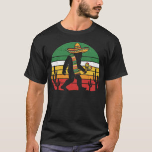 Camiseta Fiesta Retro Atardecer Sasquatch Bigfoot Mexicano