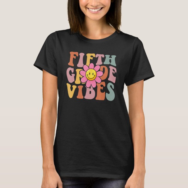 Camiseta Fifth Grade Vibes Back To School Groovy Teacher Gi (Anverso)
